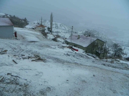 Posof güne karla uyandı
