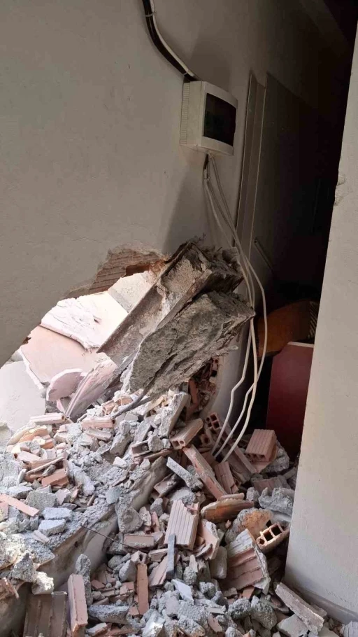 Profilo Alışveriş Merkezi’nin yıkımı esnasında yan apartmana çelik direk saplandı, 1 kişi de ölümden döndü
