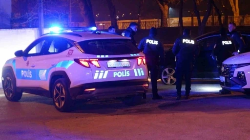 &quot;Dur&quot; ihtarına uymadı, aracını polislerin üstüne sürdü
