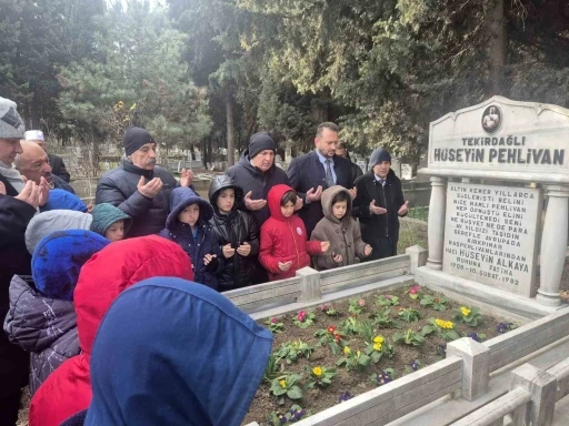 &quot;Fransa Kasırgası&quot; lakaplı Hüseyin Alkaya, mezarı başında anıldı
