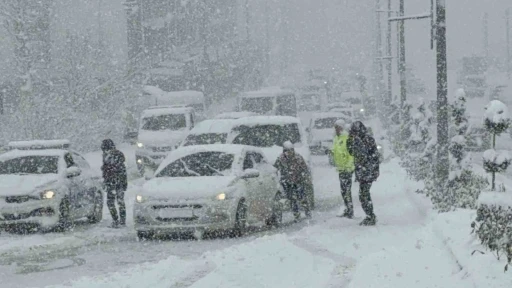 Rampa çıkamayan araçlar trafiği sıkıştırdı
