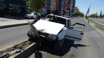 Refüje çarpan Tofaş kağıt gibi dağıldı: 6 yaralı
