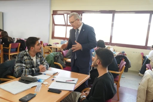 Rektör Budak, final sınavlarına hazırlanan öğrencilerle bir araya geldi
