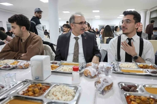 Rektör Göktaş öğrencilerle iftar açtı
