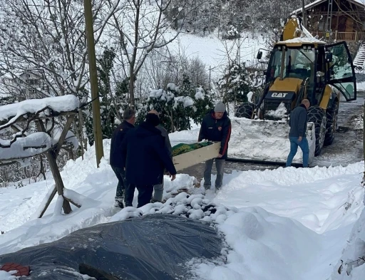 Rize’de cenaze iş makinesi ile taşındı
