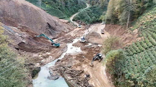 Rize’de heyelanlı bölgeden bin 800 kamyon toprak taşındı
