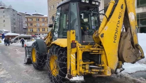 Rize’de komiser iş makinesinin direksiyonuna geçti, karla mücadele etti
