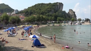 Rus turistler sahile akın etti
