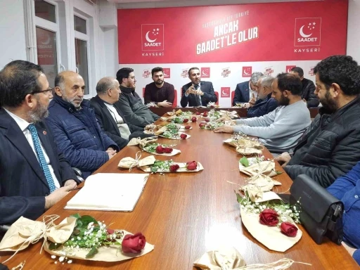 Saadet Partisi’nden aile değerlerine vurgu: Eşlere çiçek sürprizi
