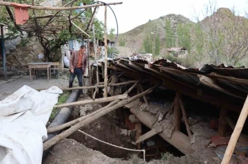 Sağanak yağmur sonrası ahır ve samanlıkları çöktü
