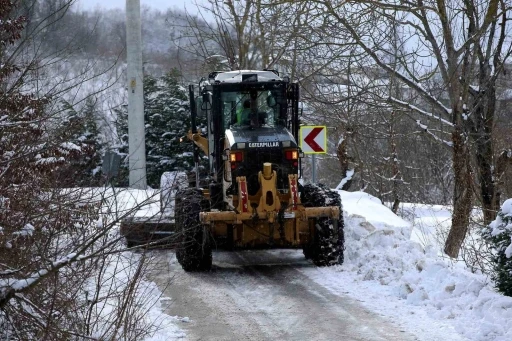 Sakarya’da ekiplerin kar mesaisi devam ediyor: 25 grup yolu ulaşıma açıldı
