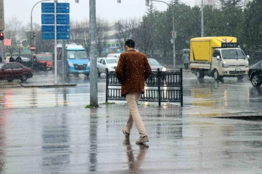 Sakarya’da şehir merkezinde kar yağışı başladı
