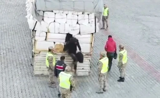 Saman balyası yüklü tırdaki zulada 36 düzensiz göçmen yakalandı
