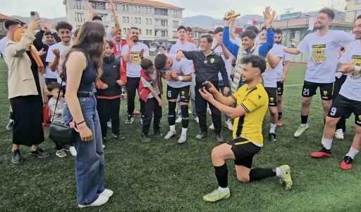 Şampiyonluk maçında futbolcudan, kız arkadaşına evlilik teklifi
