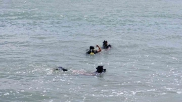 Samsun’da denize giren baba kayıp, oğlu vatandaşlar tarafından kurtarıldı
