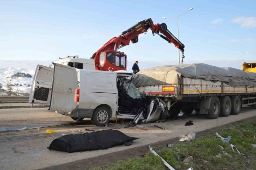 Samsun’da hafif ticari araç tıra çarptı: 1 ölü, 2 yaralı
