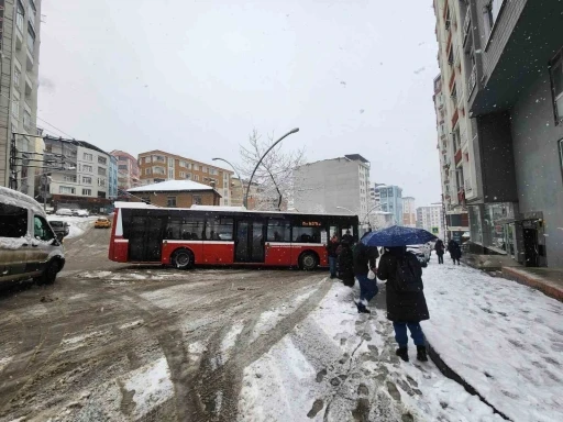 Samsun’da kar çileye dönüştü, ulaşımda aksamalar meydana geldi
