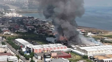 Samsun’daki bebek bezi fabrikasında yangın söndürme çalışmaları devam ediyor
