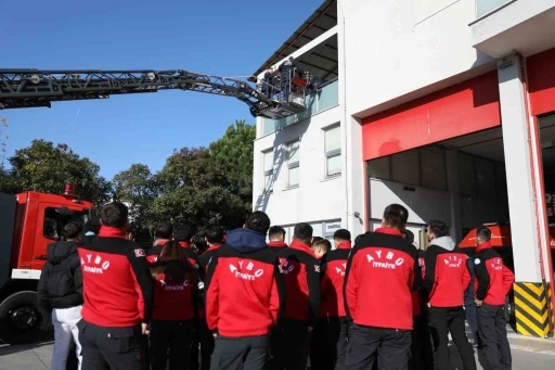 Samsun İtfaiyesi, itfaiyecilik öğrencilerine deneyimlerini aktarıyor
