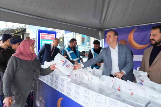 Sancaktepe Belediyesi’nden vatandaşlara kandil simidi ikramı
