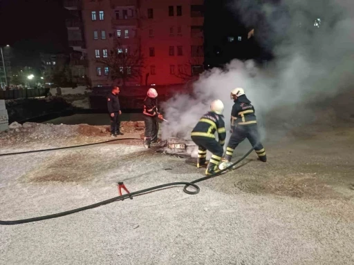 Şanlıurfa’da seyir halindeki otomobil alev alev yandı
