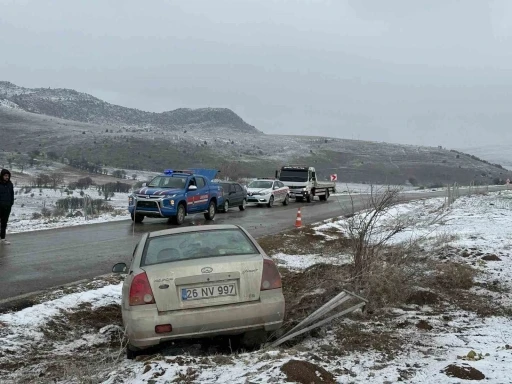 Şarampole giren otomobilde 4 kişi yaralandı
