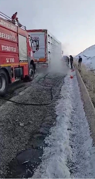 Sarıkamış’ta lastiği patlayan tır alev aldı
