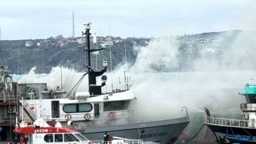 Sarıyer’de balıkçı teknesinde yangın: 2 kişi dumandan etkilendi
