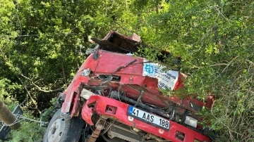 Sarıyer’de bariyerleri aşan vinç şarampole uçtu: 2 yaralı
