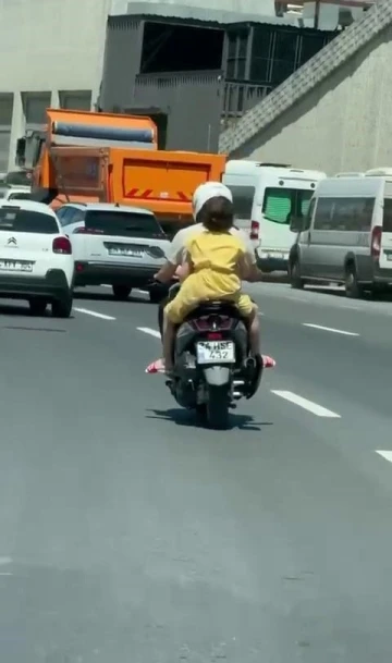 Sarıyer’de motosiklet üzerinde 2 çocukla tehlikeli yolculuk kamerada
