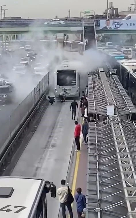 Sefaköy metrobüs durağında yangın paniği
