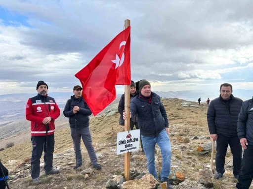 Şehit öğretmenler anısına yürüyüş yapıp fidan diktiler
