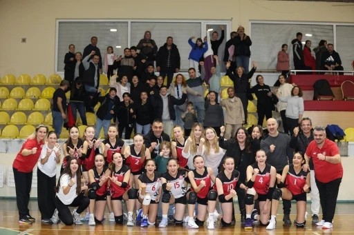 Şehzadeler Belediyesi Küçük Kızlar Voleybol Takımı final grubuna yükseldi
