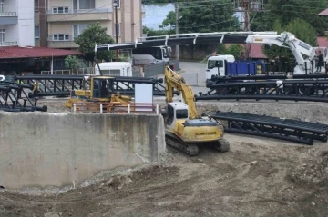 Sel felaketinde yıkılan asma köprünün yerine yeni köprü kuruluyor
