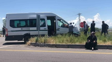 Selim’de minibüs orta refüje çıktı
