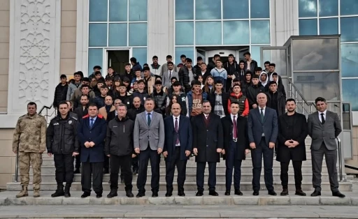 Şenkaya’da gençlere &quot;Dilimiz Kimliğimizdir&quot; vurgusu
