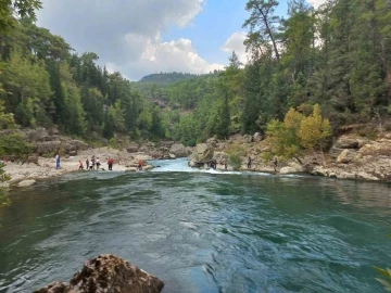 Serinlemek için girdiği akıntılı akarsuda 24 gündür kaybolan gencin aranma çalışmaları yeniden başladı
