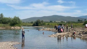 Serinlemek için girdiği suda boğuldu
