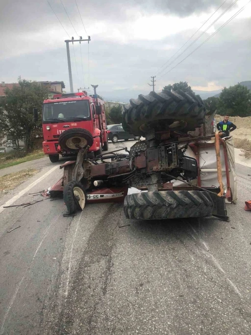 Servisten indirilen öğrencilerin bindiği traktör kaza yaptı: 6 yaralı
