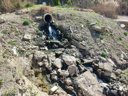 Seyhan Nehri’nde su çekilince pislik ortaya çıktı
