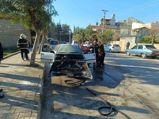 Seyir halindeki otomobil alev aldı
