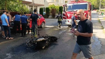 Seyir halindeyken yanan motosikleti mahalle sakinleri söndürdü
