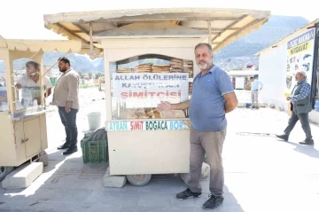 Seyyar aracının camına ‘Allah ölülerine kavuştursun simitçisi’ yazdıran simitçiyi gören bir daha bakıyor
