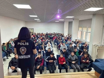 Siber polisi, öğrencileri dijital tehlikelere karşı bilgilendirdi
