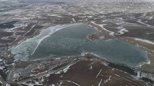 Sibirya soğuklarının etkili olduğu kentte, koruma altındaki göl dondu
