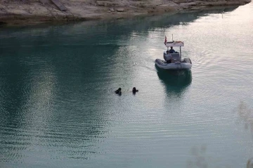 Sıcaklardan bunalıp göle giren genç boğuldu
