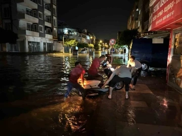 Şiddetli yağışla birlikte göle dönen caddelerde vatandaşlar zor anlar yaşadı
