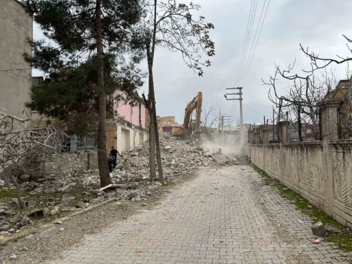 Siirt’te metruk binaların yıkımı gerçekleştirildi
