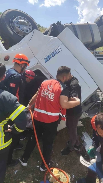 Siirt’te tır şarampole yuvarlandı: 1 ölü, 1 yaralı
