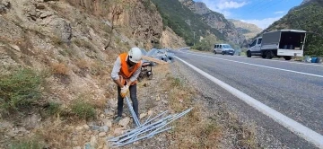 Sık sık kaya düşmeleri yaşanan yola çelik halatlar çekilmeye başlandı
